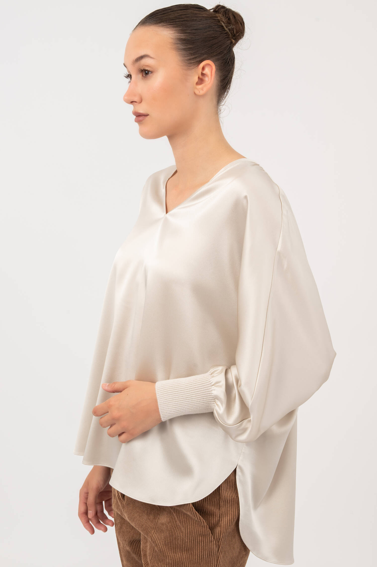Bluse mit Rippstrickarm in Beige