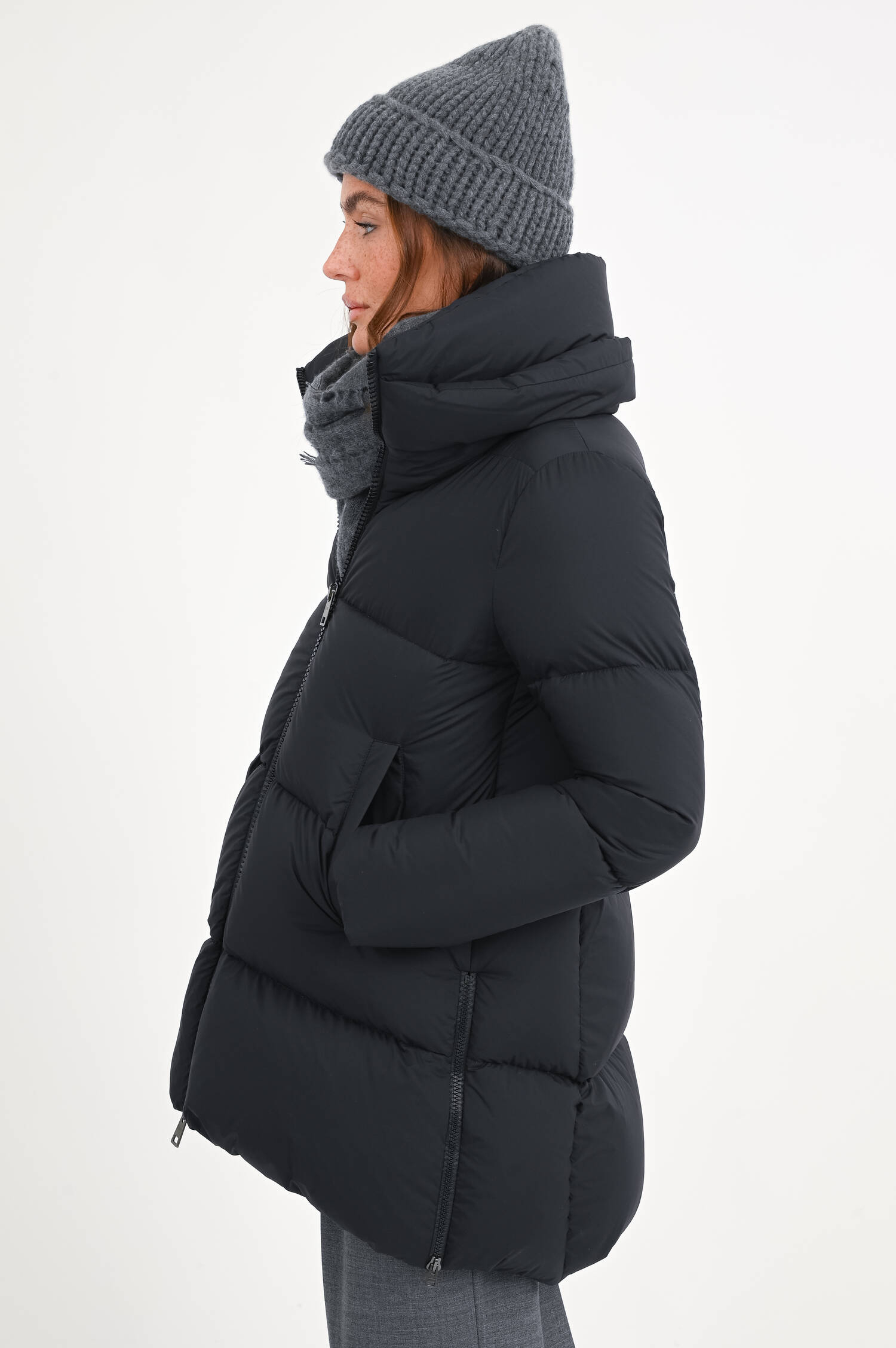 Daunenjacke mit Stehkragen in Schwarz