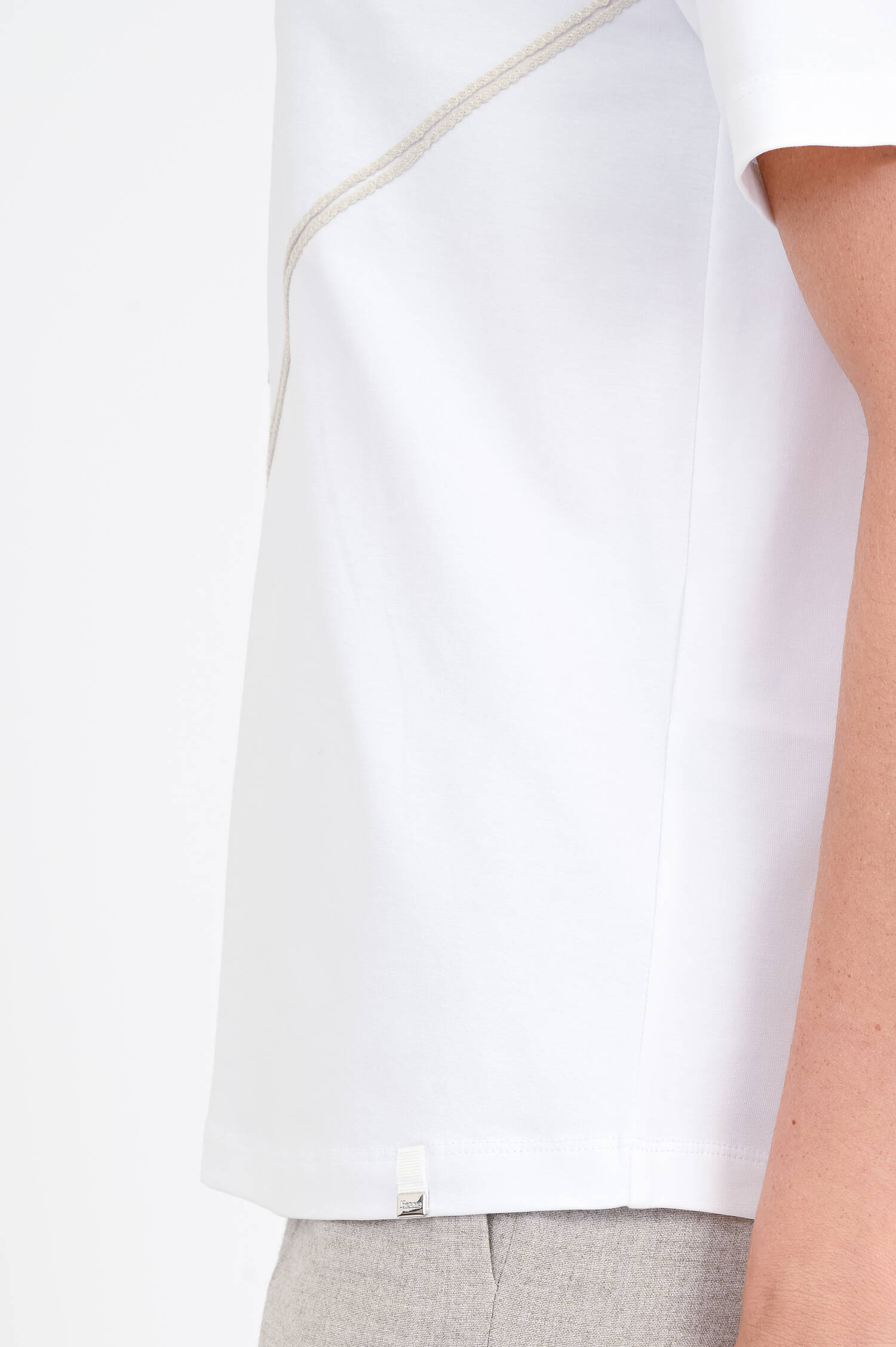 Shirt mit abstrakten Stickereien in Weiß