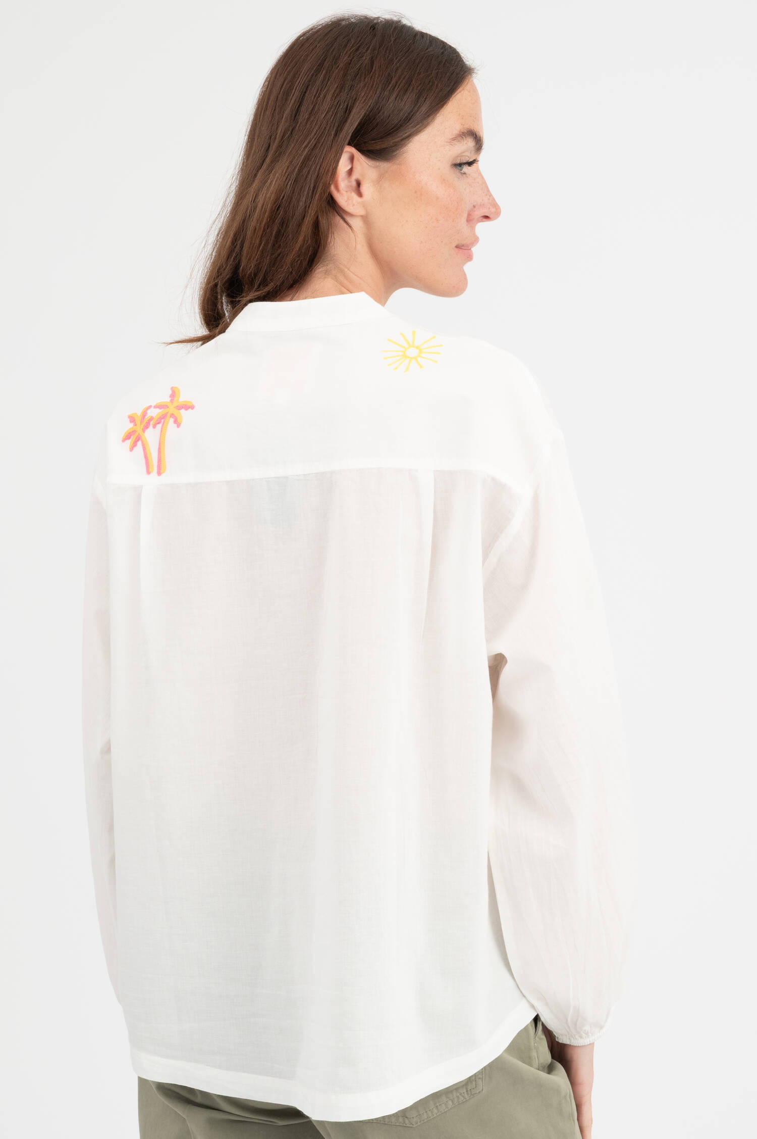 Bluse mit buntem Stick in Weiß Bluse mit buntem Stick in Weiß