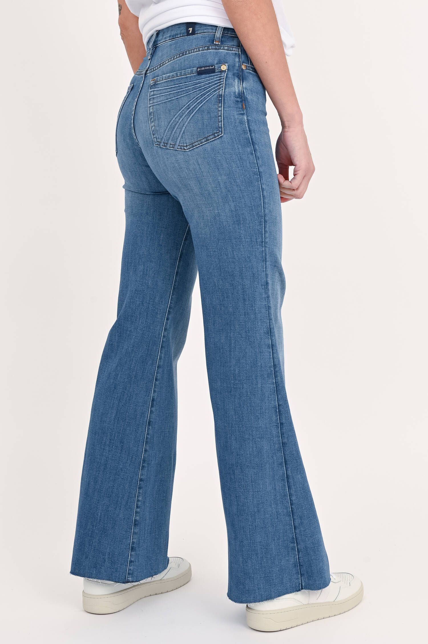Flared Jeans MODERN DOJO TAILORLESS in Blau