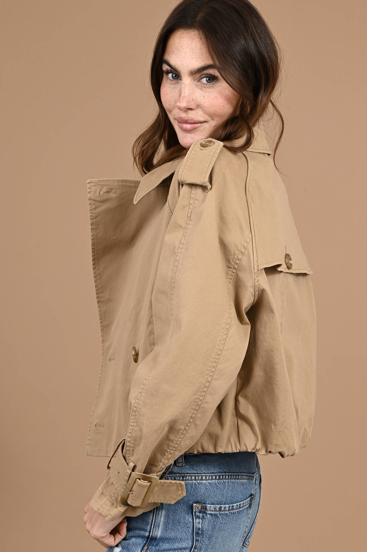 Kurzjacke im Trenchcoat-Stil in Camel