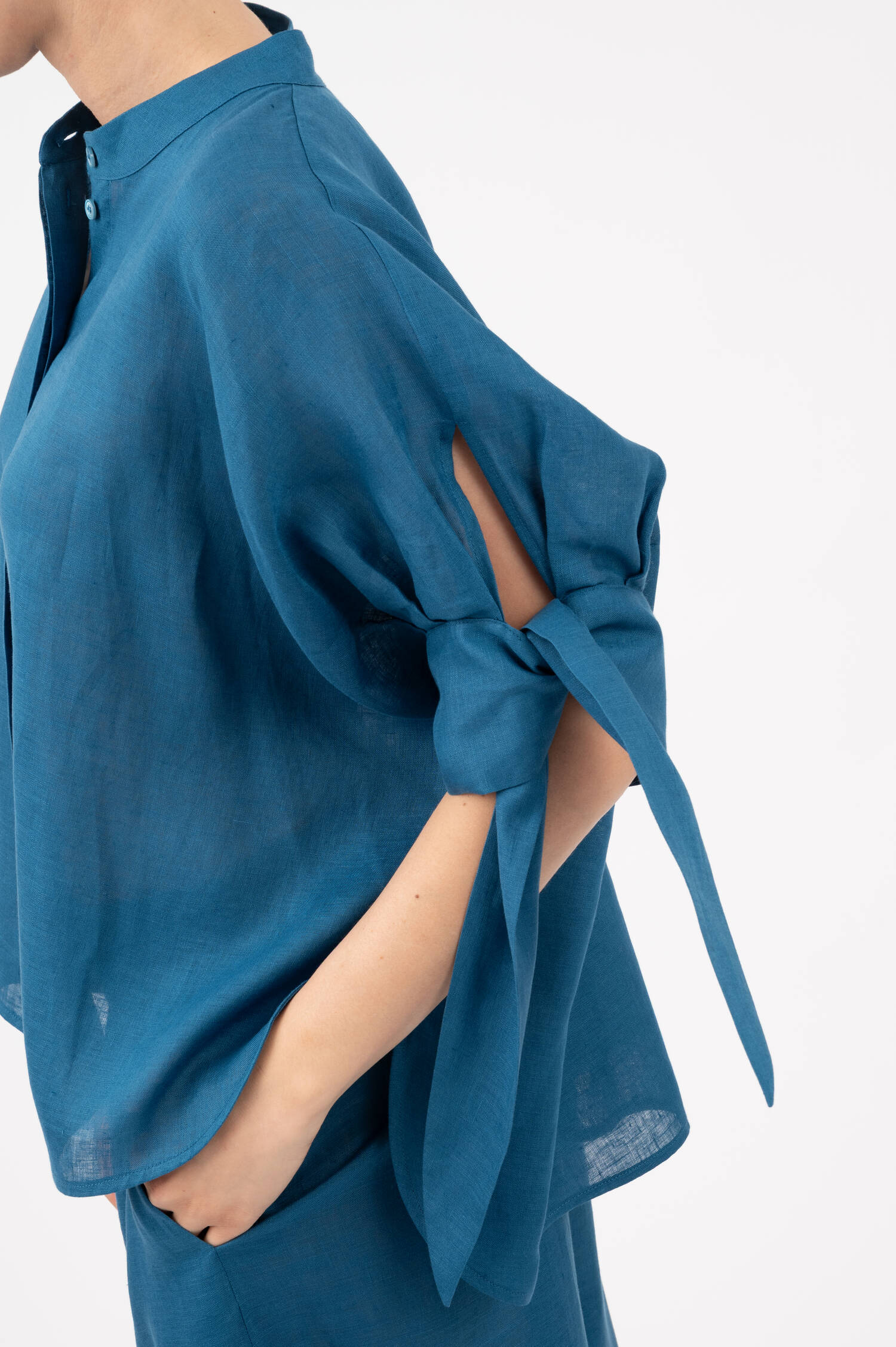 Leinenbluse mit Ärmelbändern in Blau