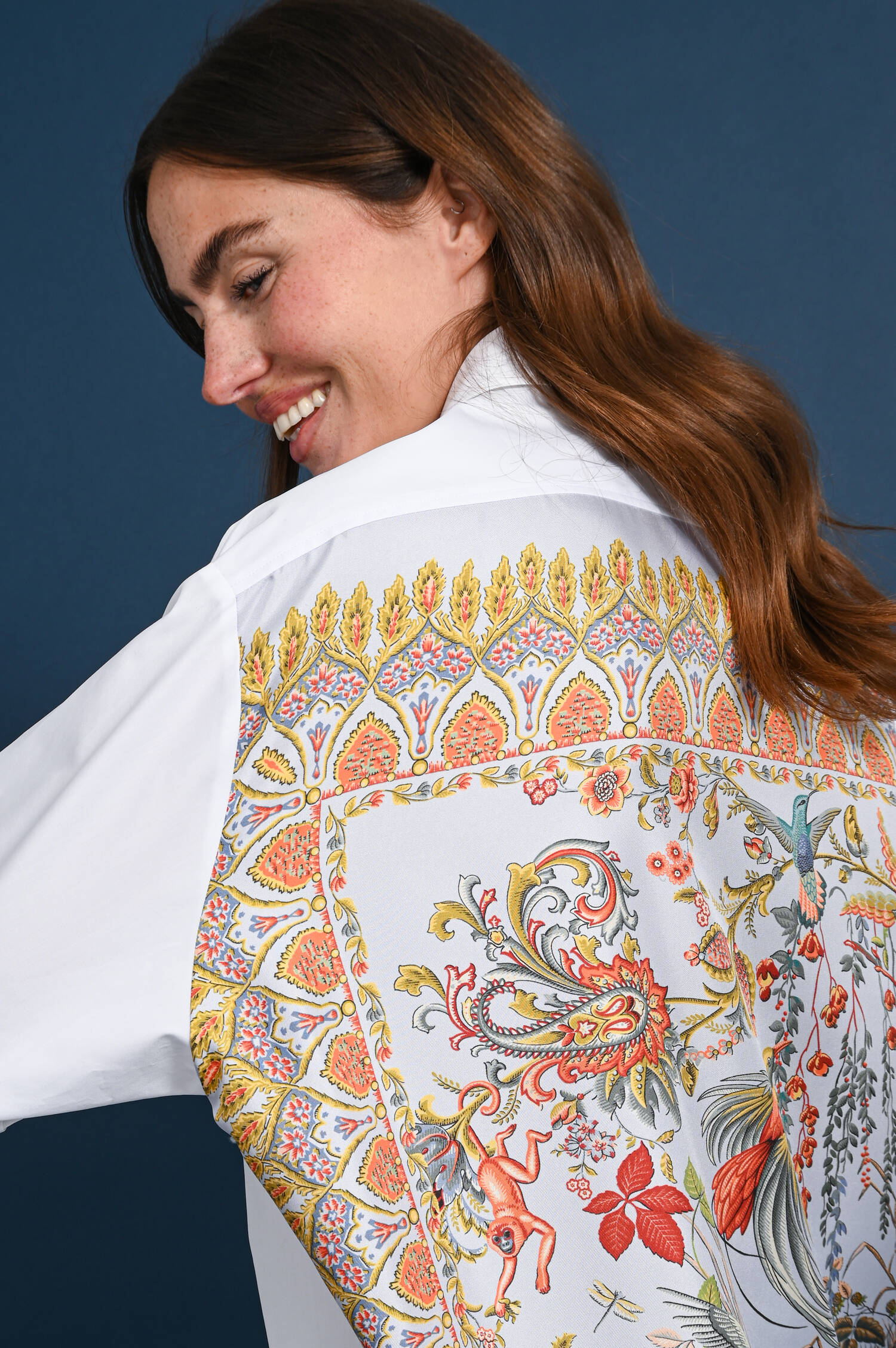 Bluse mit Seiden-Naturmotiv in Weiß