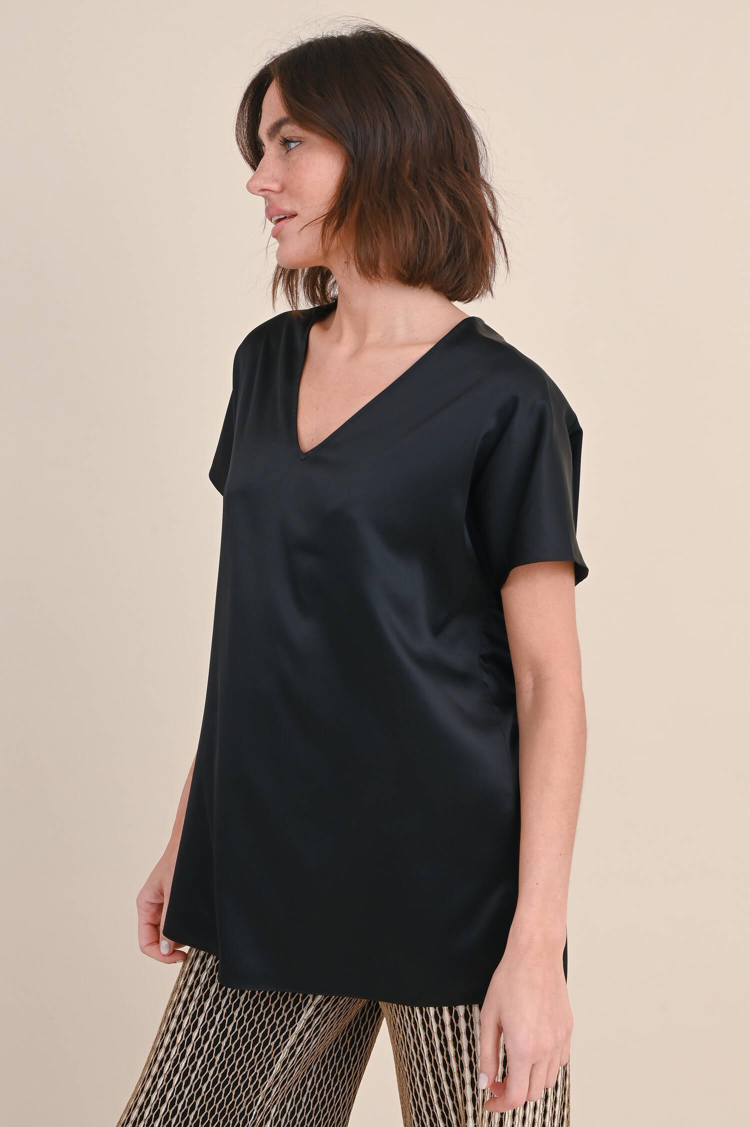 Seidenshirt mit V-Ausschnitt in Schwarz