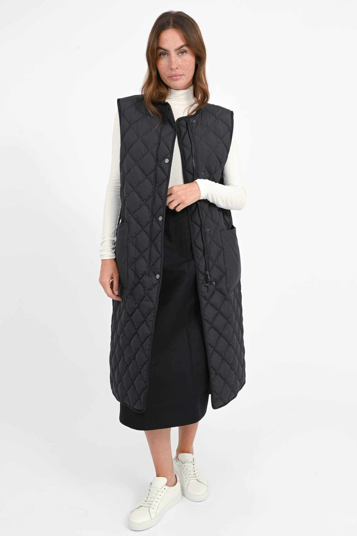 Lange BUTOR Daunenweste in Schwarz