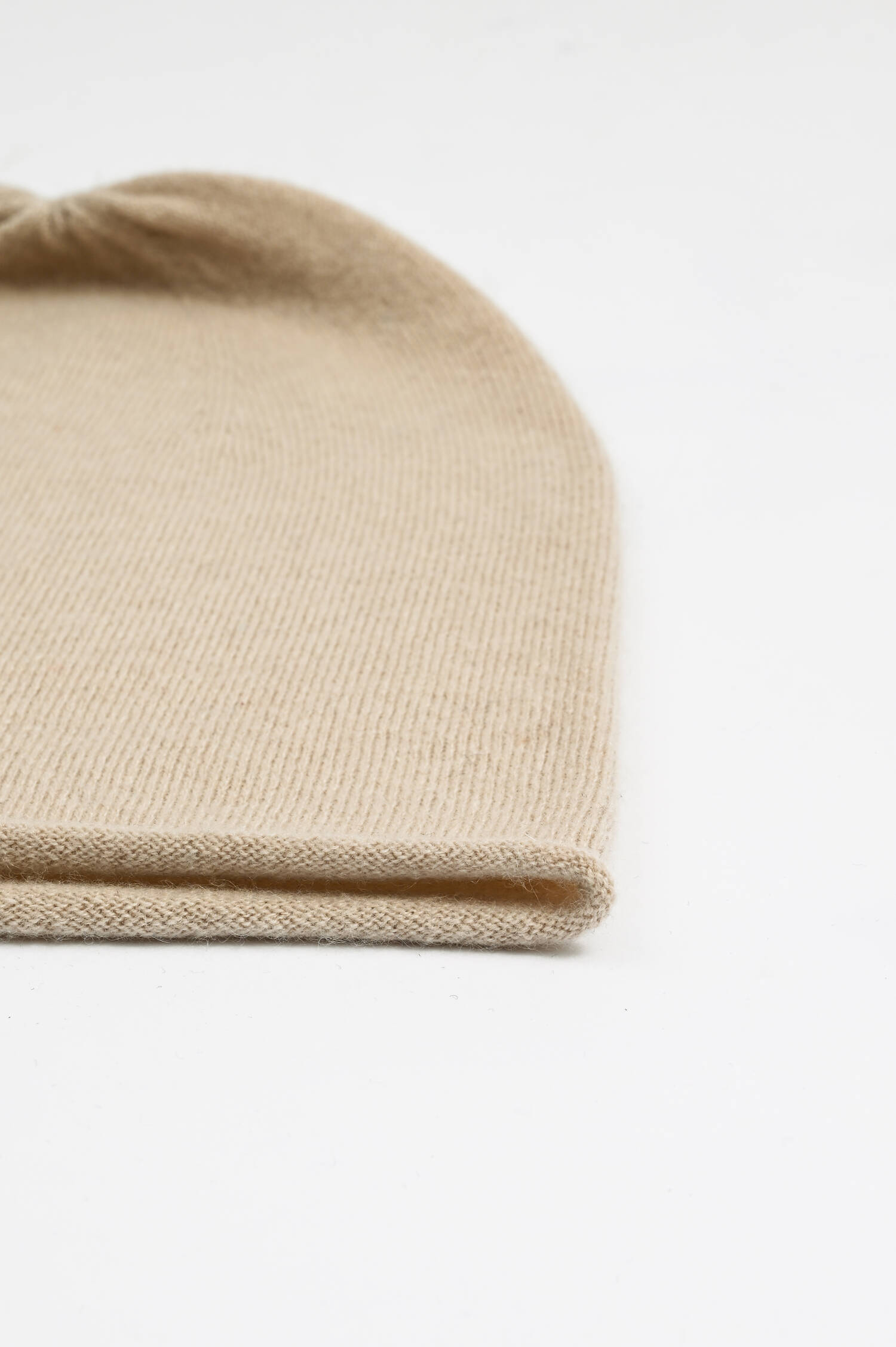 Feinstrick-Mütze mit Rollsaum in Beige Feinstrick-Mütze mit Rollsaum in Beige