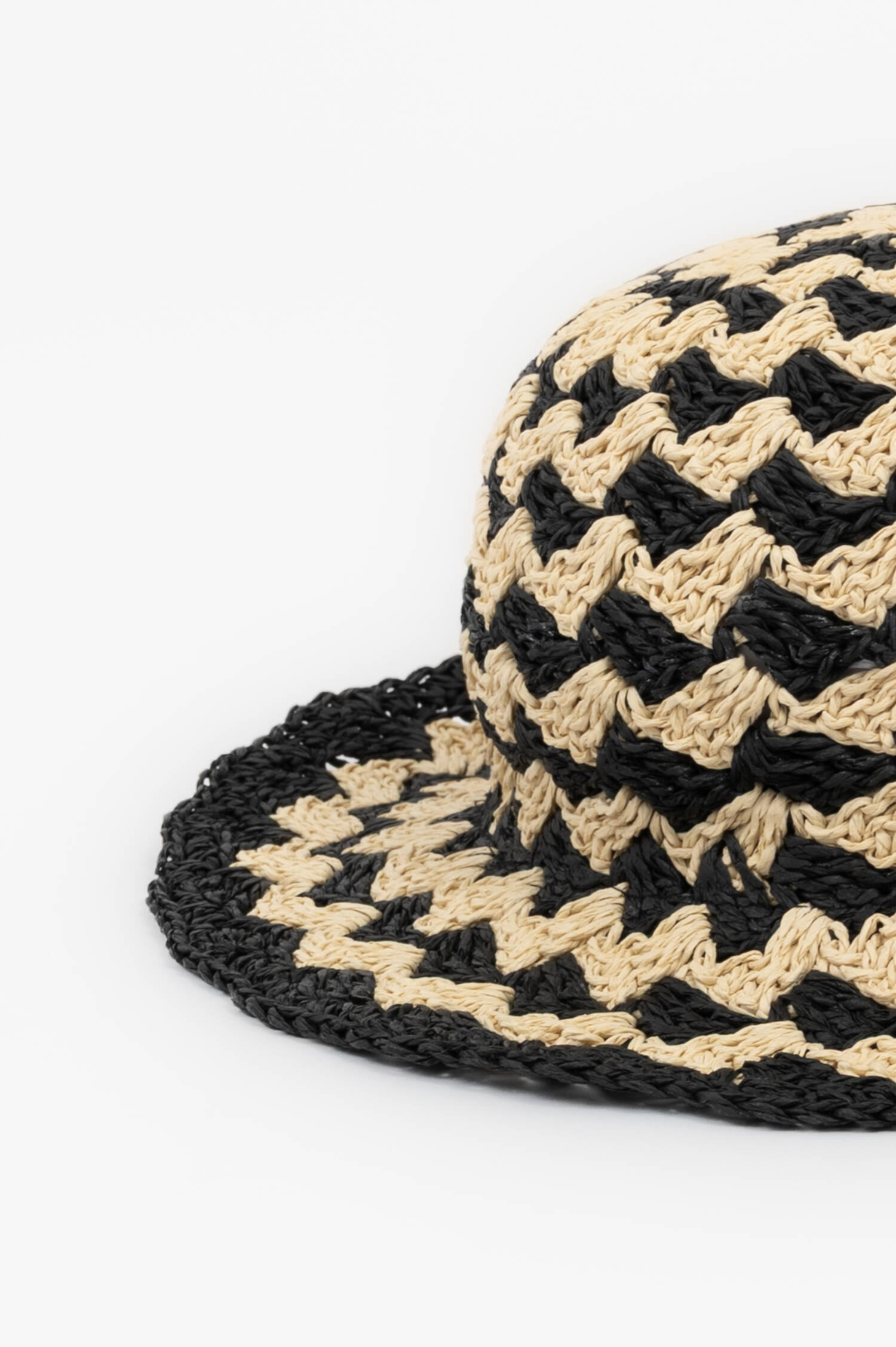 Paper-Straw Hut in Schwarz/Beige