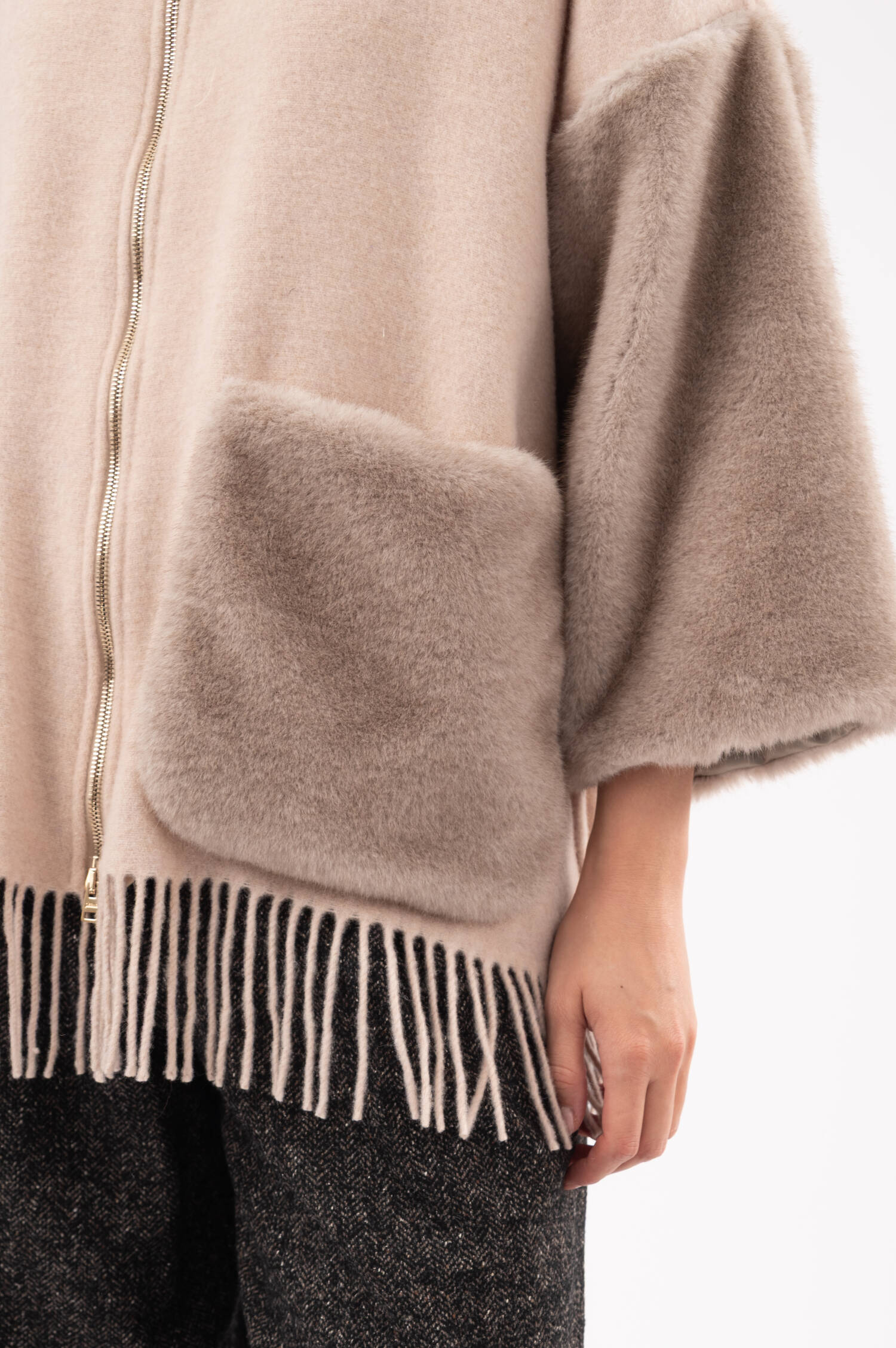 Jacke mit Fransen und Faux-Fur-Einsatz in Beige