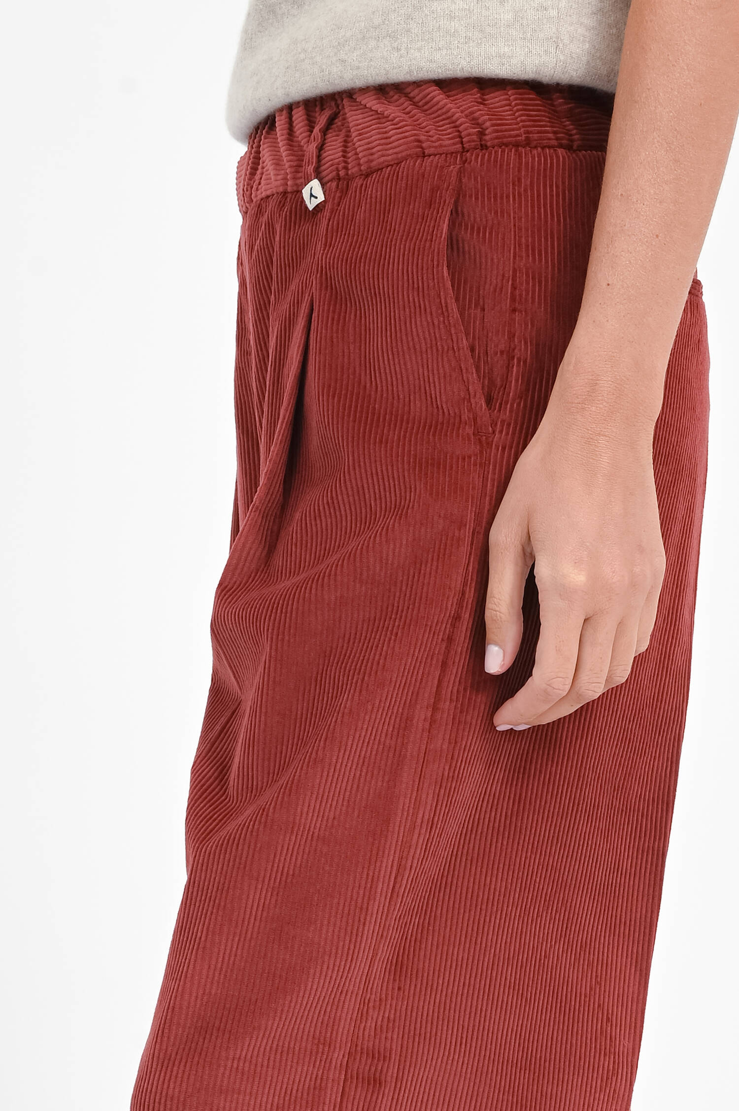 Cord-Hose mit Logo-Detail am Bund in Ziegelrot