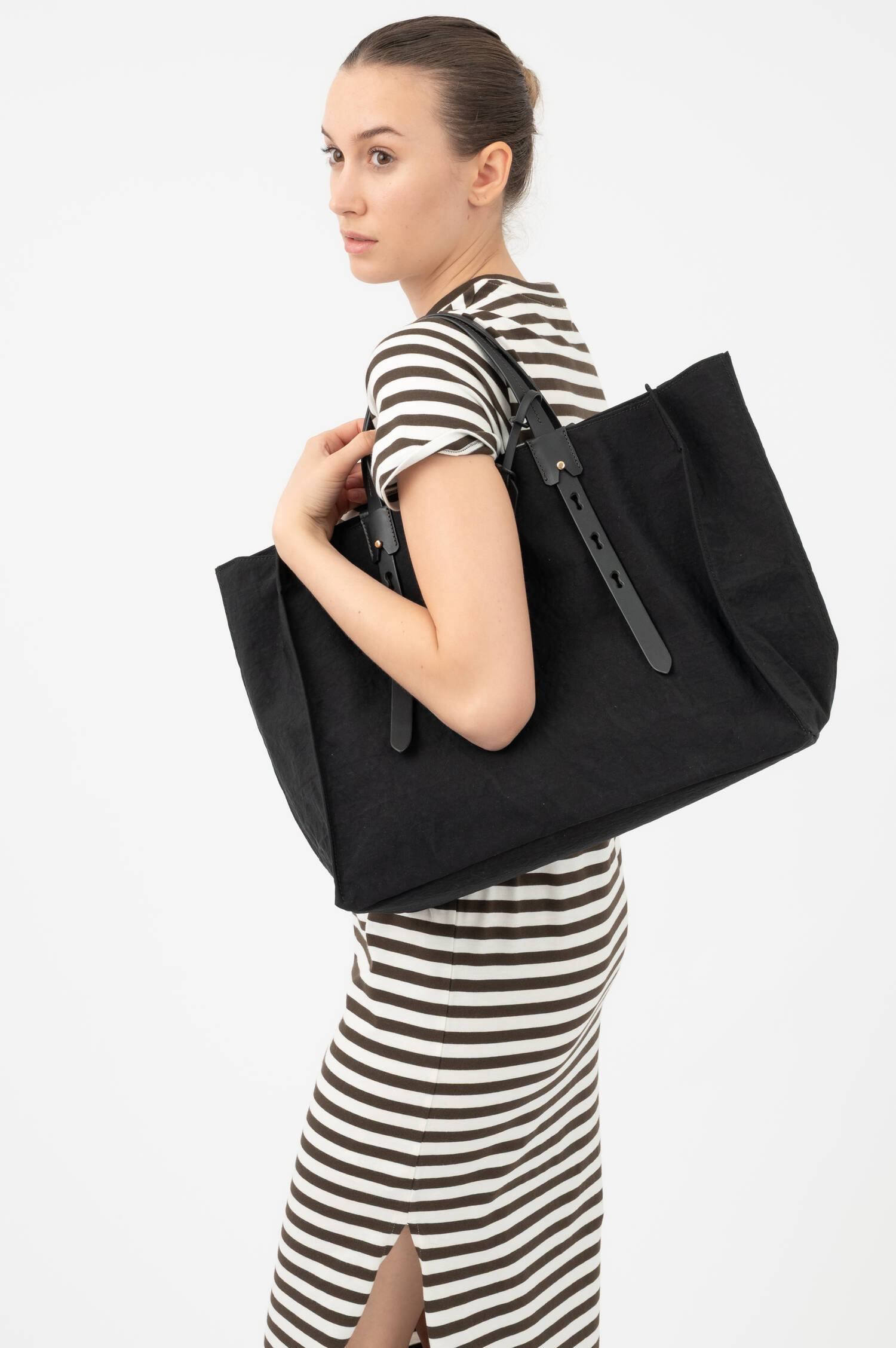 Tasche EDGE TOTE 42 in Schwarz Tasche EDGE TOTE 42 in Schwarz