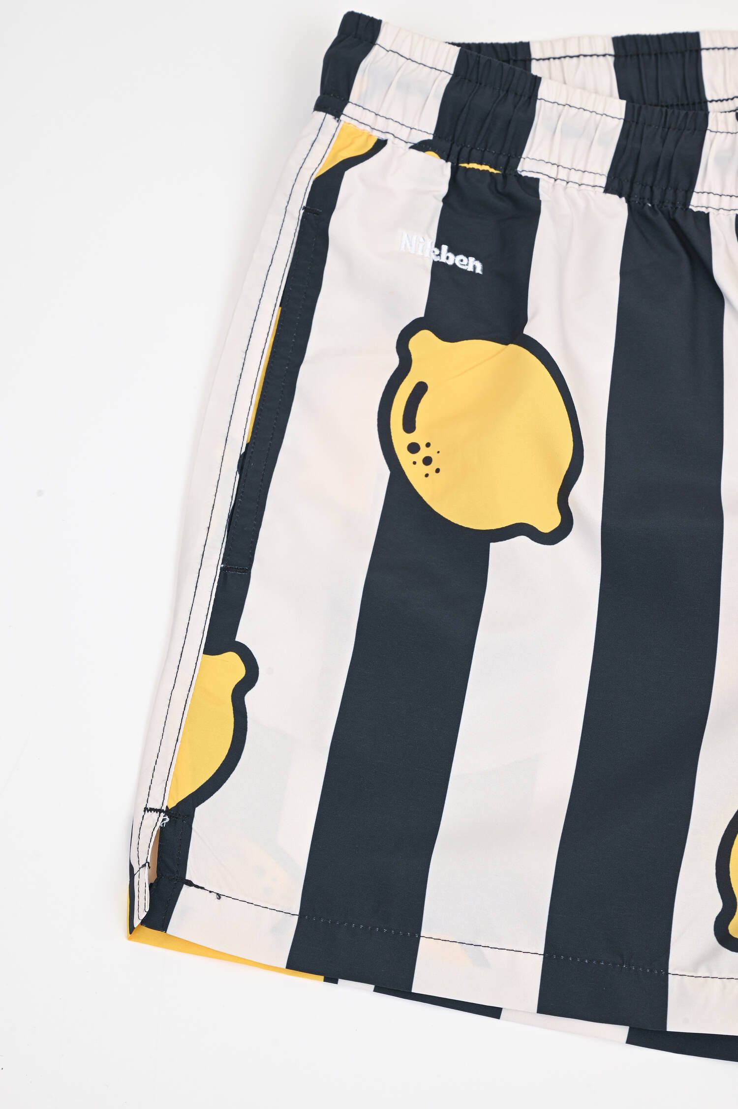 Gestreifte Badehose mit Zitronen in Schwarz/Weiß