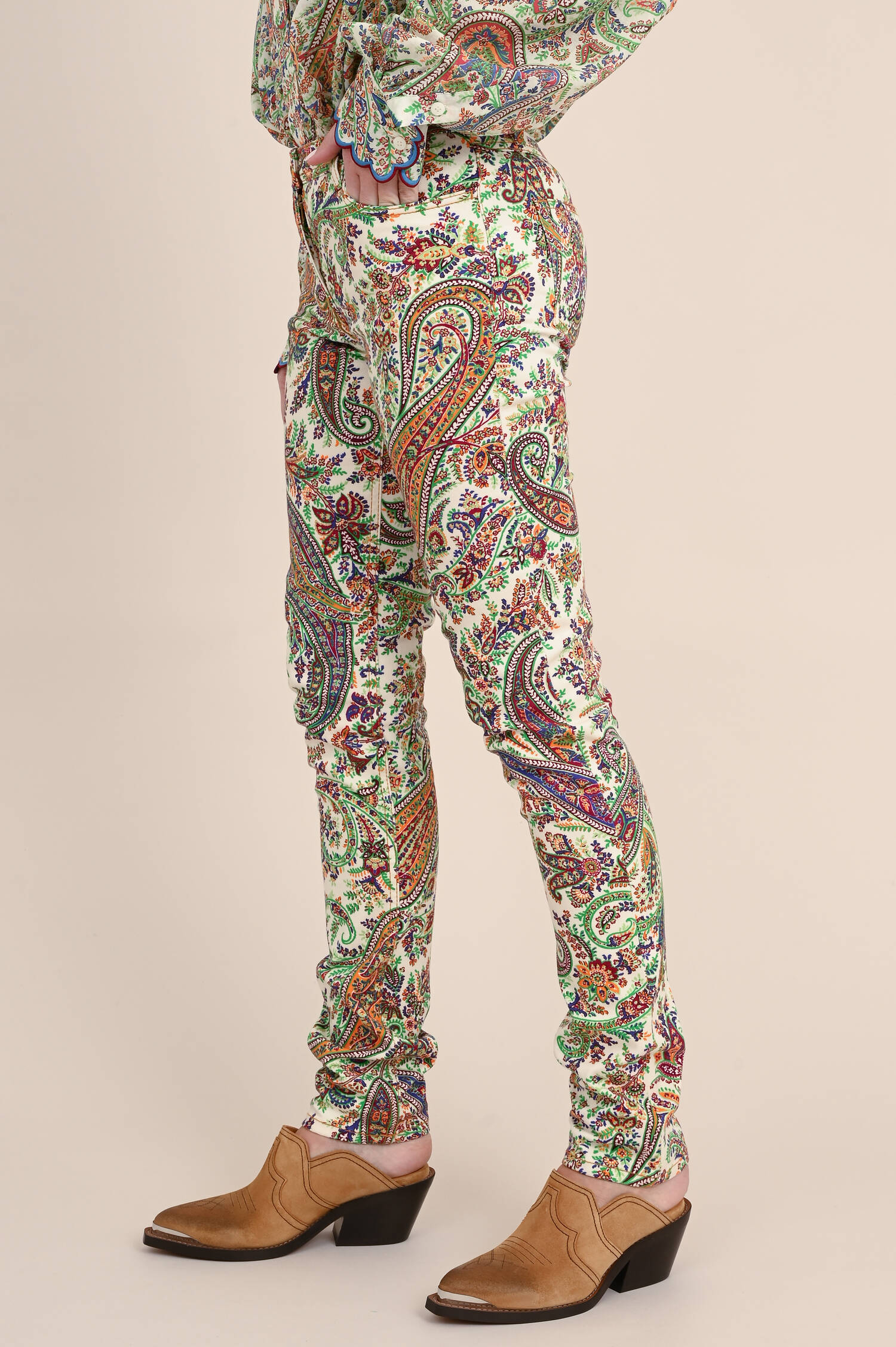 Jeanshose mit Paisly-Muster in Natur/Multicolor