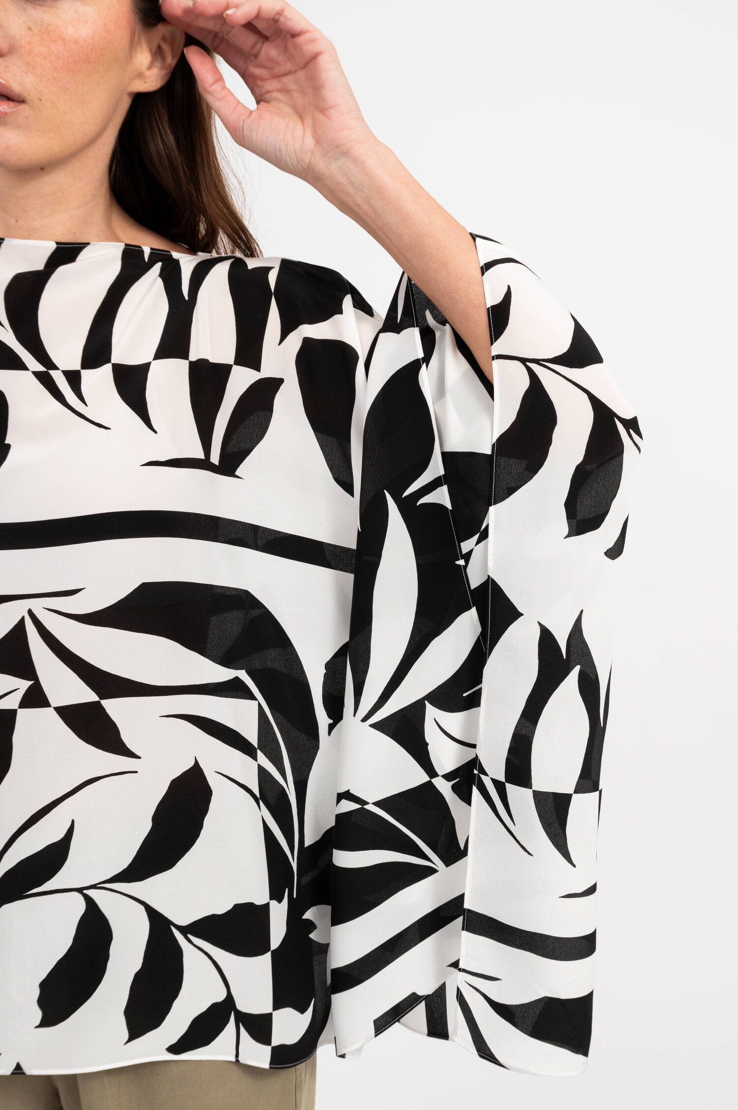 Seiden Poncho TAMBUTO in Schwarz/Weiß