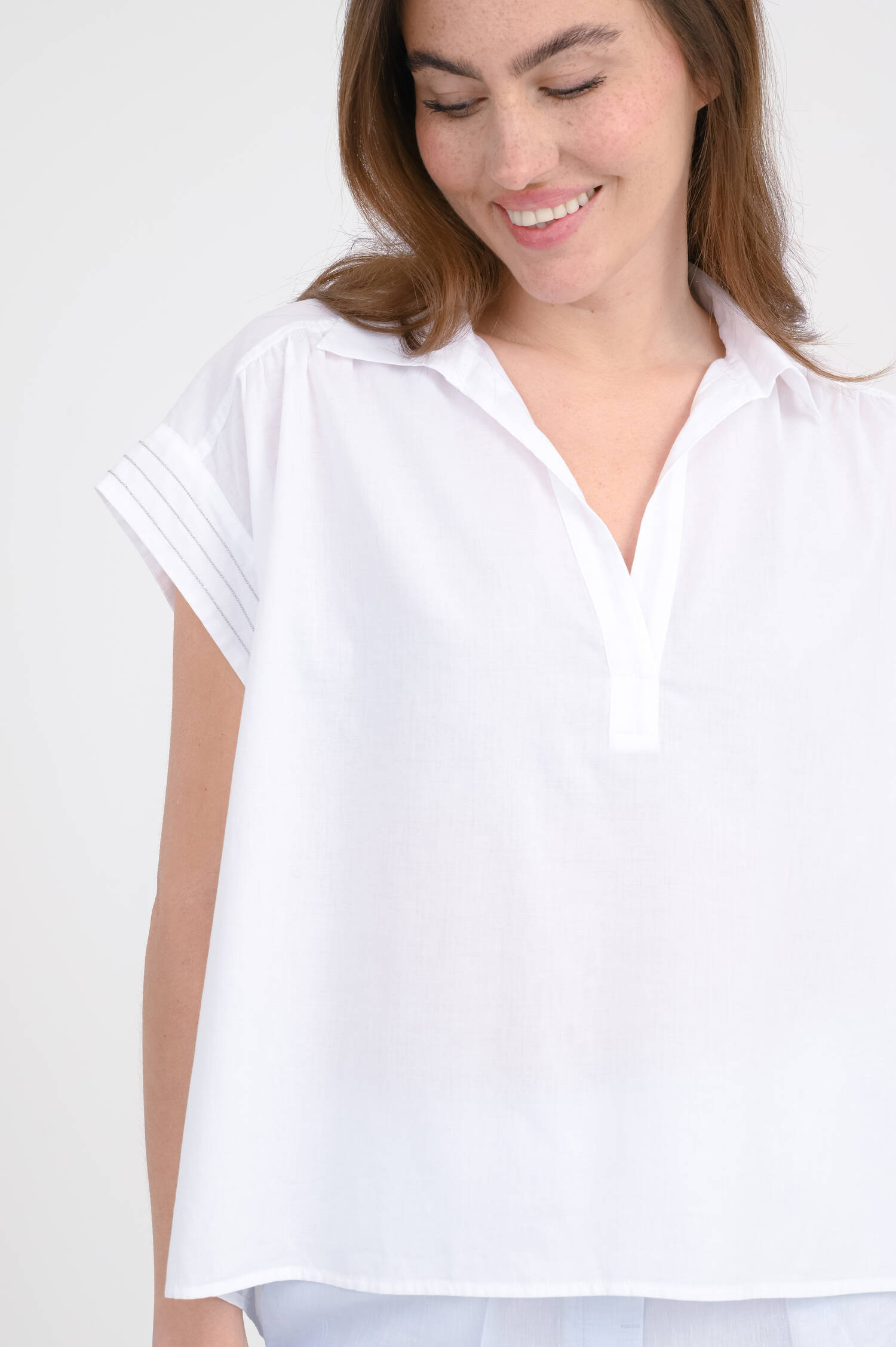 Kurzarm-Bluse mit Perlen-Details in Weiß Kurzarm-Bluse mit Perlen-Details in Weiß