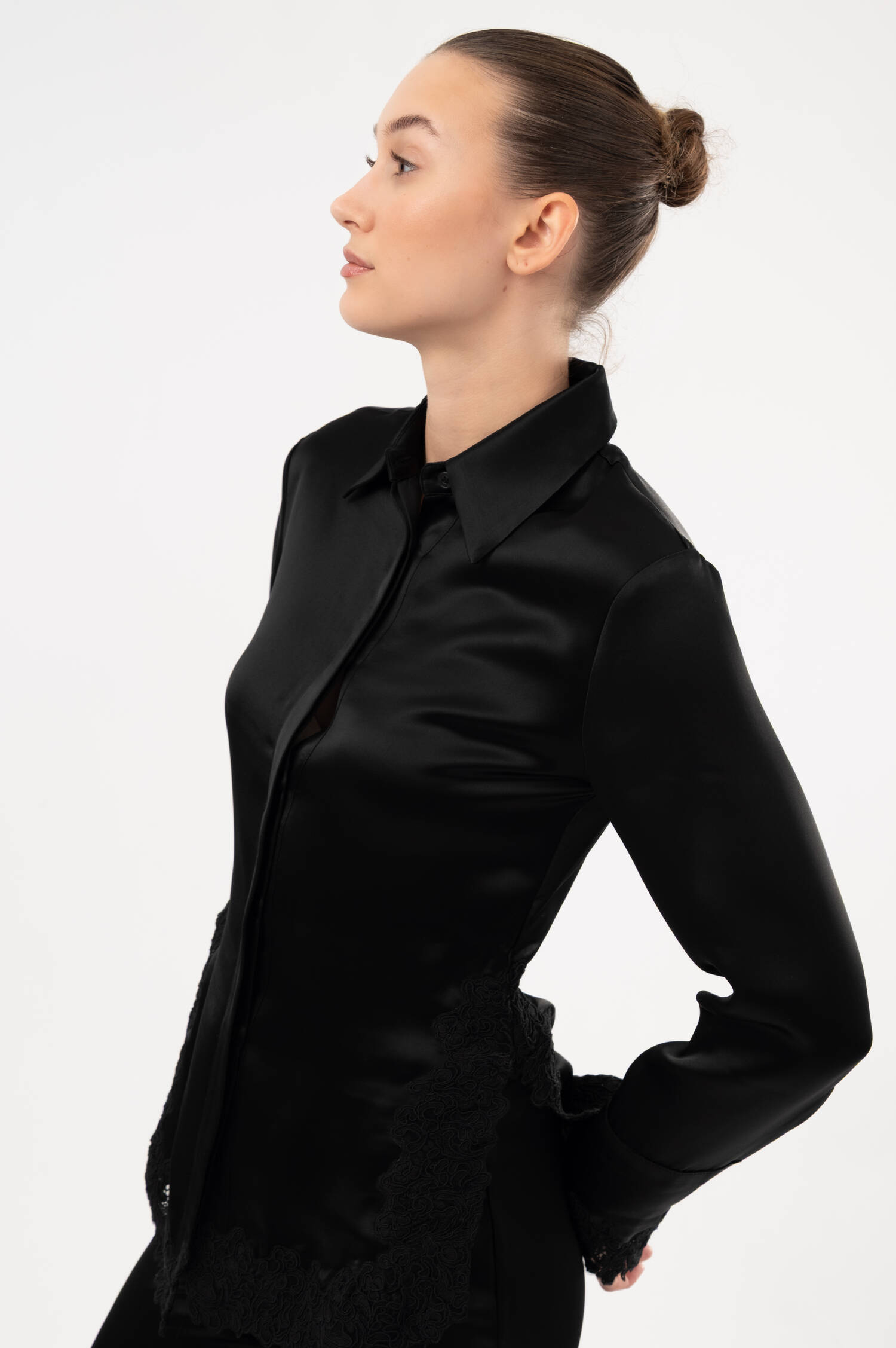 Satin-Bluse MALOU mit Spitzeneinsatz in Schwarz Satin-Bluse MALOU mit Spitzeneinsatz in Schwarz
