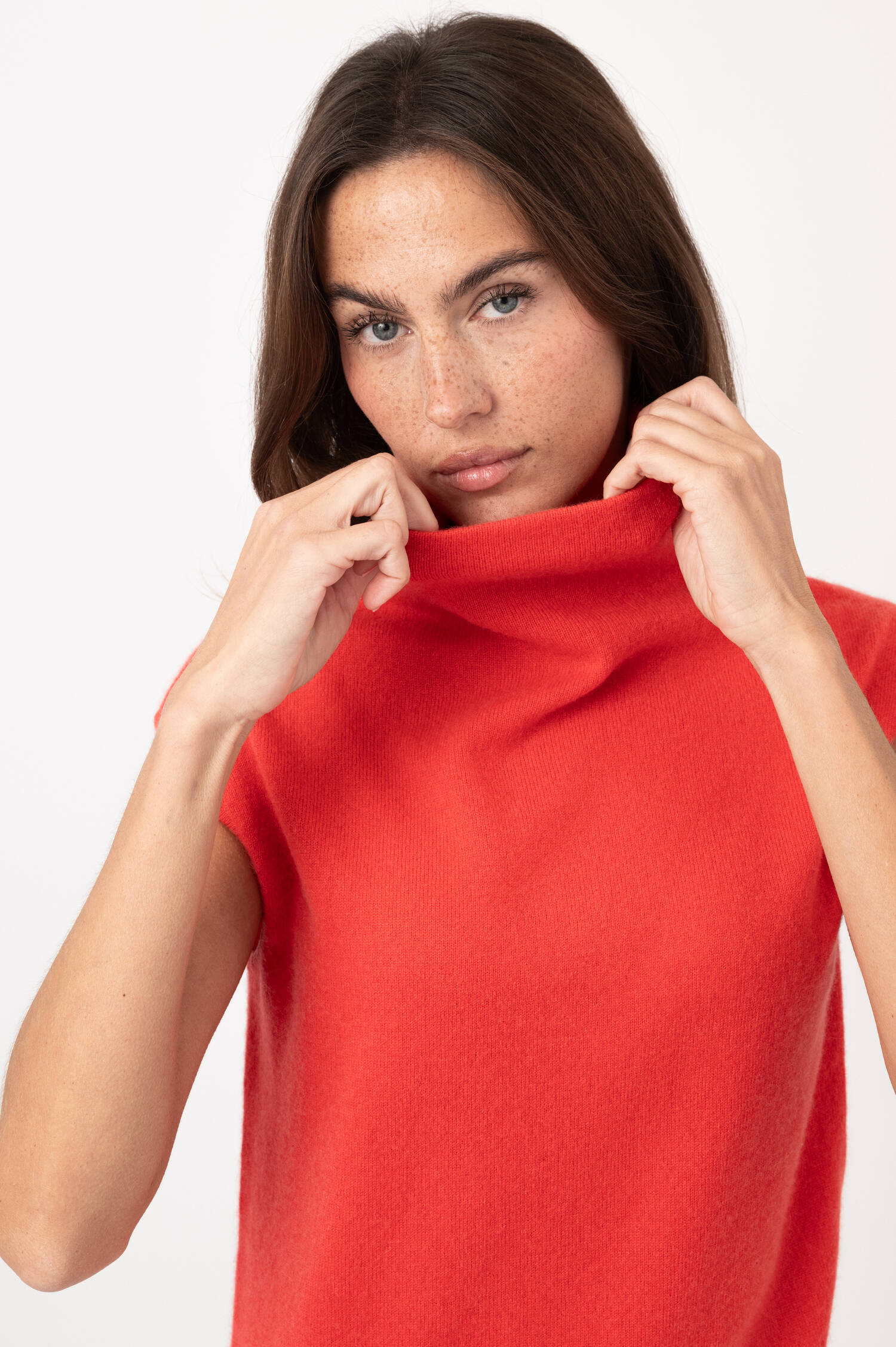 Cashmere-Pullunder mit Stehkragen in Pastellrot