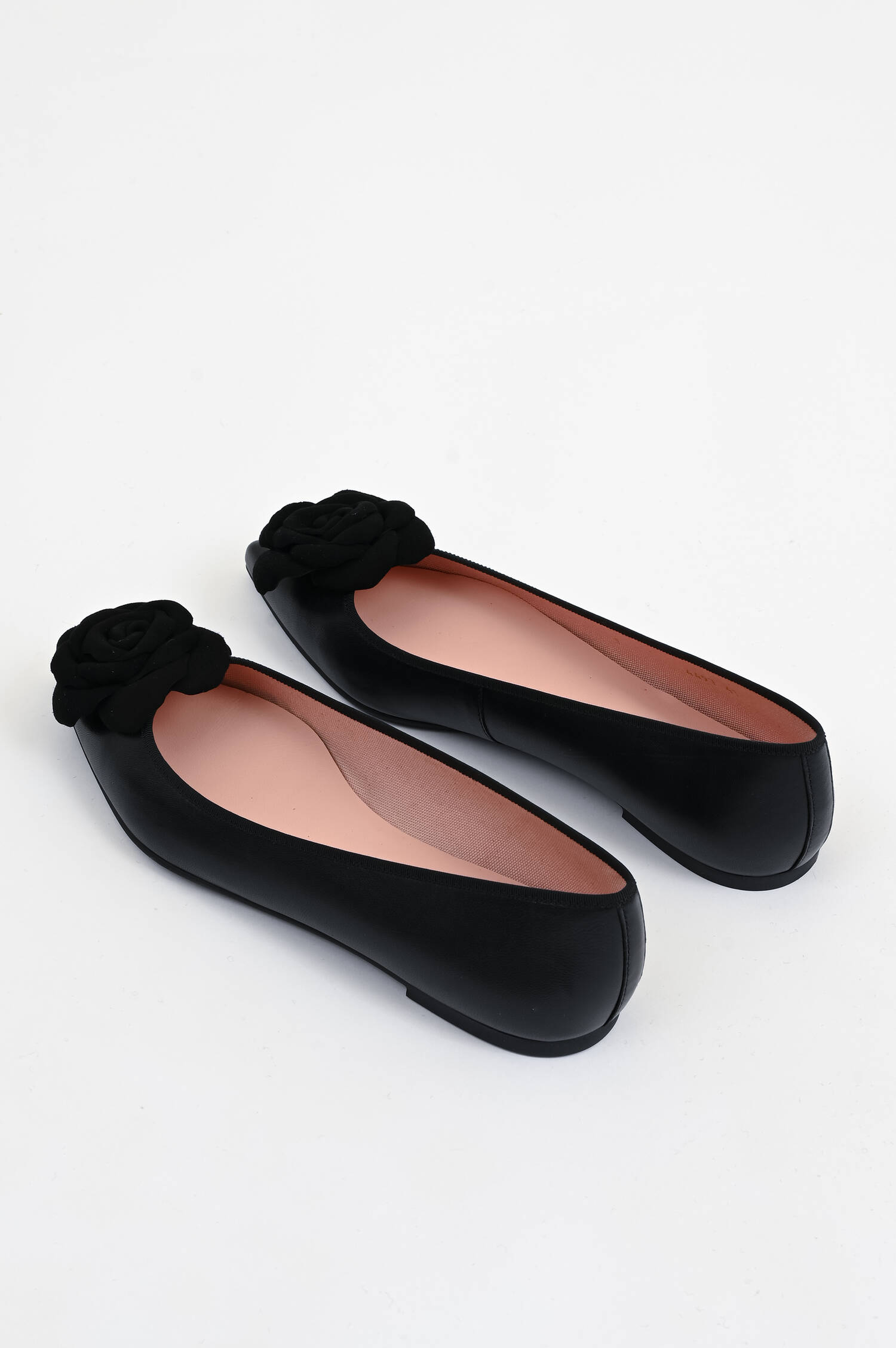 Ballerina mit Blumendetails in Schwarz