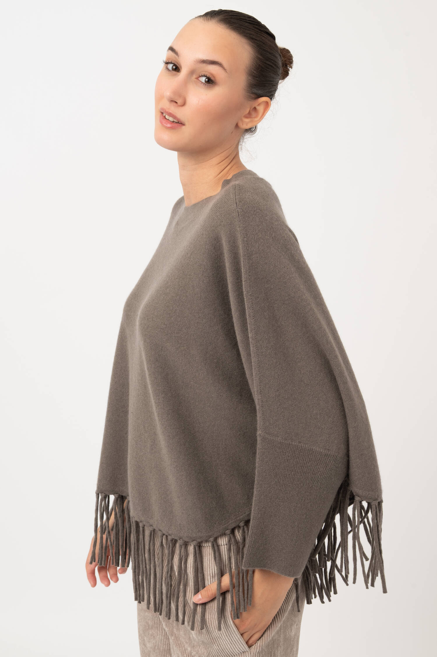 Feinstrick Poncho mit Fransen in Taupe Feinstrick Poncho mit Fransen in Taupe
