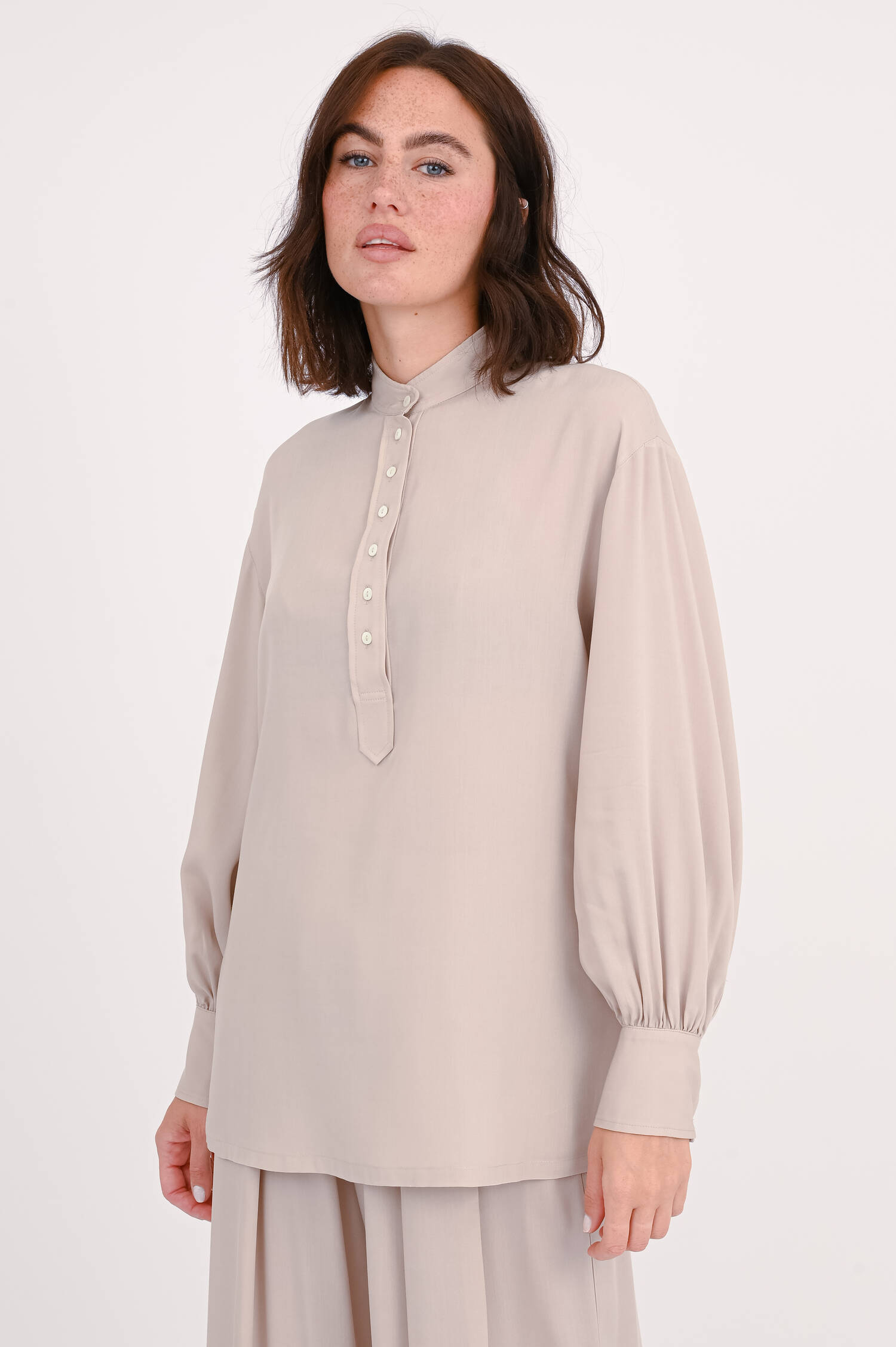 Fließende Bluse mit Stehkragen in Sand