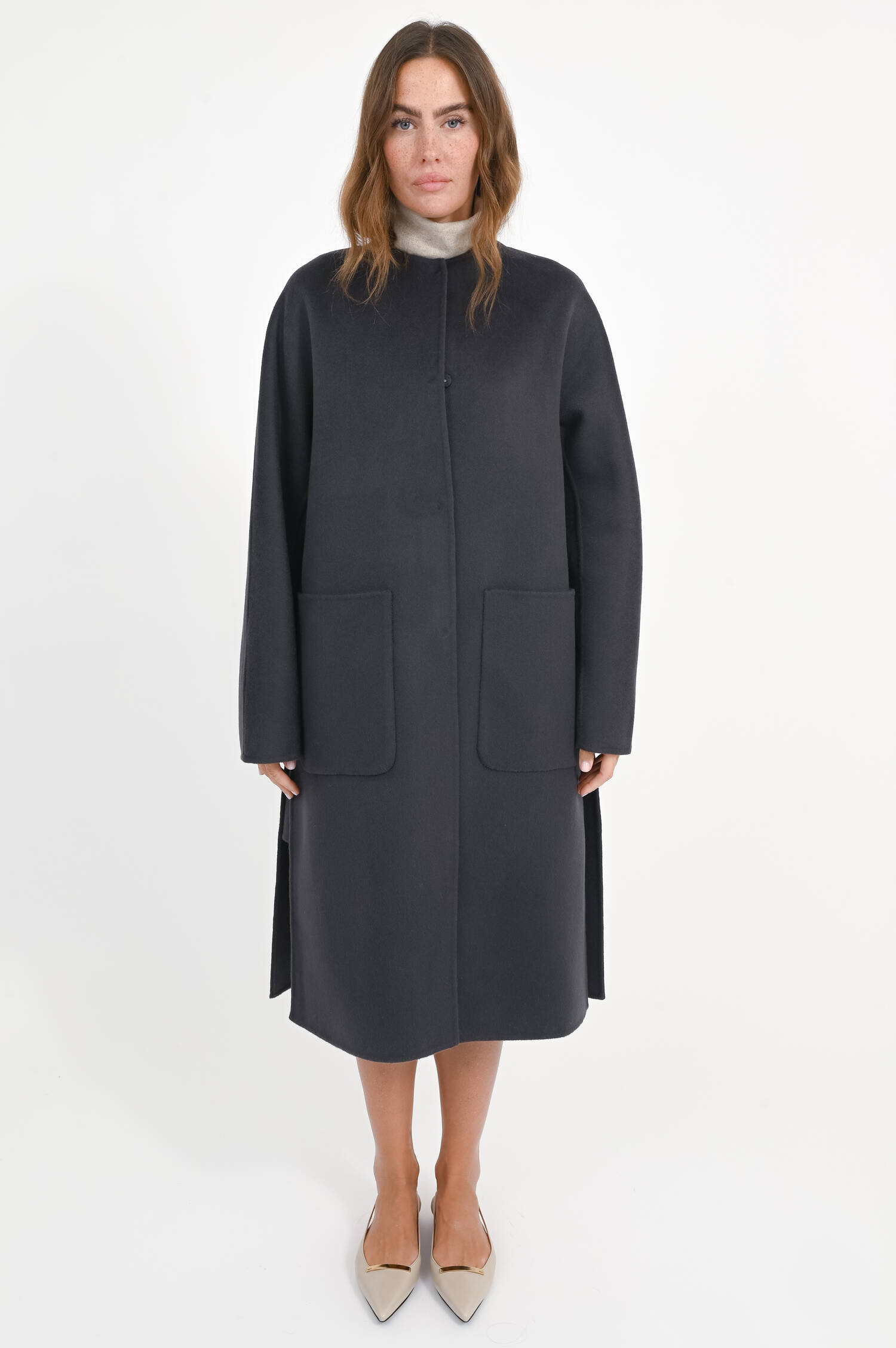 Wollmantel mit Seitenschlitzen in Caviar Wollmantel mit Seitenschlitzen in Caviar