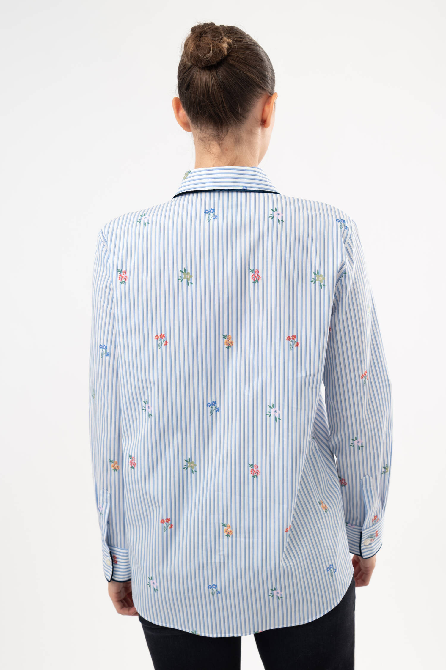 Gestreifte Bluse mit Blumenprint in Blau/Weiß Gestreifte Bluse mit Blumenprint in Blau/Weiß
